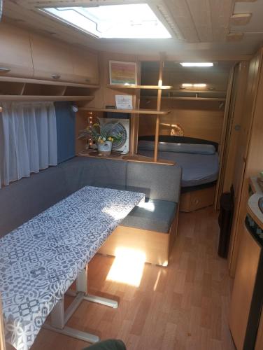 a small room with a bed and a tub at KairamSurf in El Palmar