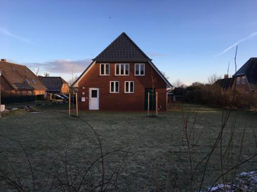 a house with a yard with two soccer balls at Nije Haven Bed & Breakfast in Wrixum