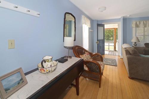 Χώρος καθιστικού στο Blue Moon - Pet friendly and great location!