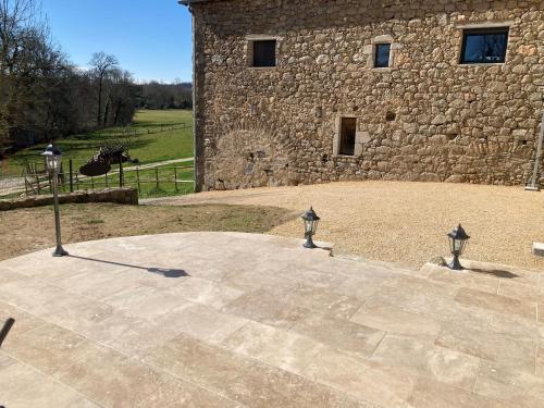 a stone building with two lights in front of it at Le gîte du parayre in Lunac