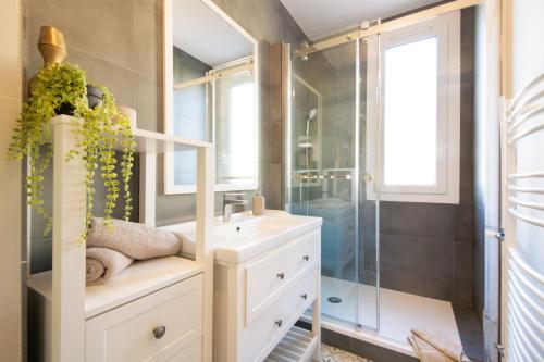 une salle de bain avec un lavabo et une douche dans l'établissement Chez Ambre et Flo - Queen Size Clim Centre Parking, à Saint-Raphaël