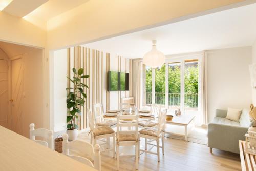 une salle à manger et un salon avec une table et des chaises dans l'établissement Chez Ambre et Flo - Queen Size Clim Centre Parking, à Saint-Raphaël