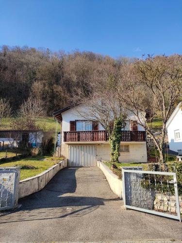 a house with a balcony and a driveway at Palmehüüsle in Herten