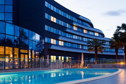 Bazén v ubytování Novotel Poitiers Site du Futuroscope nebo v jeho okolí