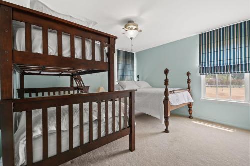 ein Schlafzimmer mit Etagenbett und Fenster in der Unterkunft Capeville Cottage - modern comfort close to Cape Charles! in Cape Charles