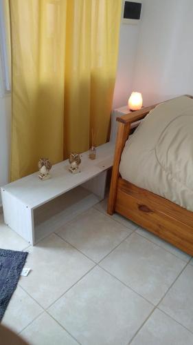 a bedroom with a bed with two cats sitting on a shelf at Plan Bé Temporario in Viale