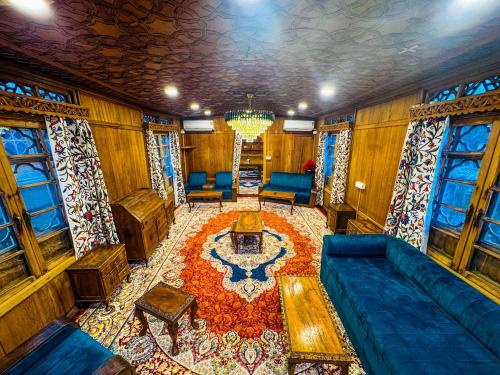 Ruang duduk di Peacock Houseboats
