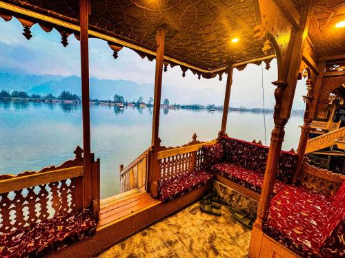 Permandangan sungai dekat dengan hotel
