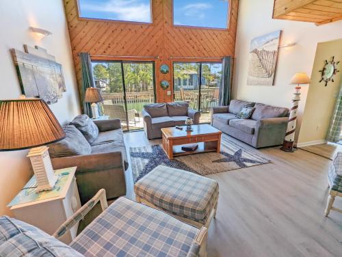 Ein Sitzbereich in der Unterkunft Cedar Cove - Waterfront home with Fire pit!