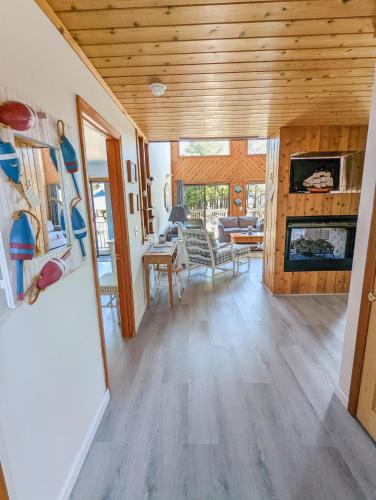 TV/Unterhaltungsangebot in der Unterkunft Cedar Cove - Waterfront home with Fire pit!