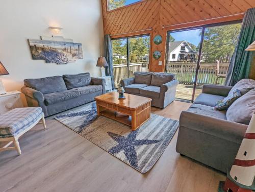 Ein Sitzbereich in der Unterkunft Cedar Cove - Waterfront home with Fire pit!