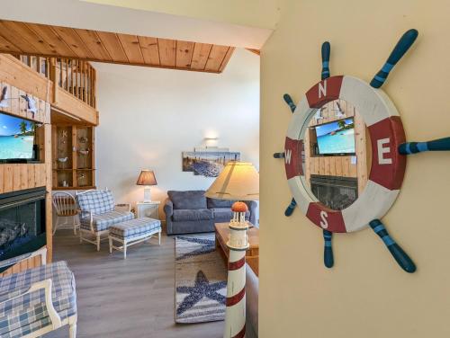 TV/Unterhaltungsangebot in der Unterkunft Cedar Cove - Waterfront home with Fire pit!