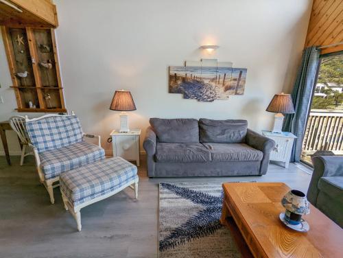Ein Sitzbereich in der Unterkunft Cedar Cove - Waterfront home with Fire pit!