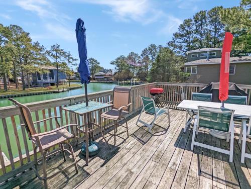 Galeriebild der Unterkunft Cedar Cove - Waterfront home with Fire pit! in Deep Hole