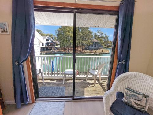Ein Balkon oder eine Terrasse in der Unterkunft Cedar Cove - Waterfront home with Fire pit!
