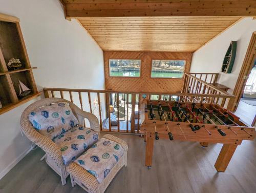 Ein Sitzbereich in der Unterkunft Cedar Cove - Waterfront home with Fire pit!