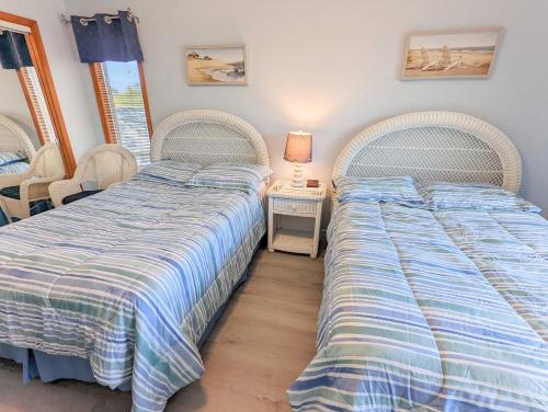 Ein Bett oder Betten in einem Zimmer der Unterkunft Cedar Cove - Waterfront home with Fire pit!