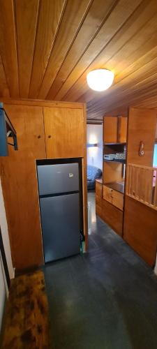 une petite chambre avec un réfrigérateur et une chambre dans l'établissement Murat-le-Quaire Appartement meublé classé 2 étoiles, à Murat-le-Quaire