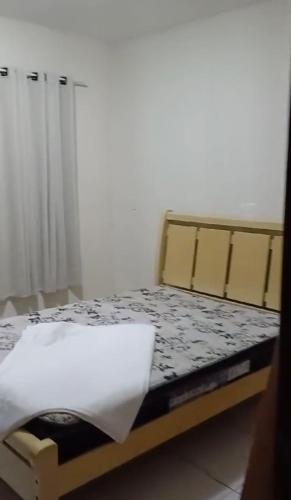 - un lit avec matelas dans l'établissement Casa Fundos na Enseada - 2 Quartos, à São Francisco do Sul