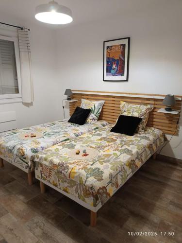 une chambre avec un lit avec une tête de lit en bois dans l'établissement Bord de mer, pieds dans l'eau, vue panoramique, à San-Nicolao