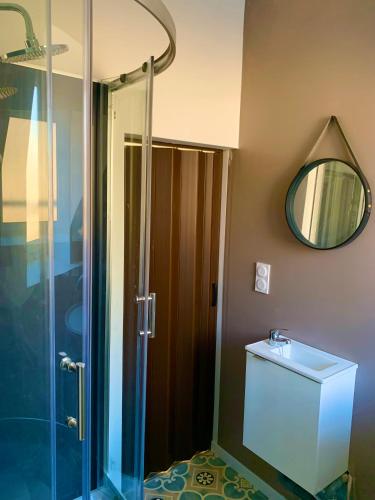 une salle de bain avec une douche, un lavabo et un miroir dans l'établissement DUPLEX Guingamp centre, à Guingamp