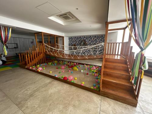 a room filled with lots of balls on the floor at Departamento Moderno con Vista al Mar in Acapulco