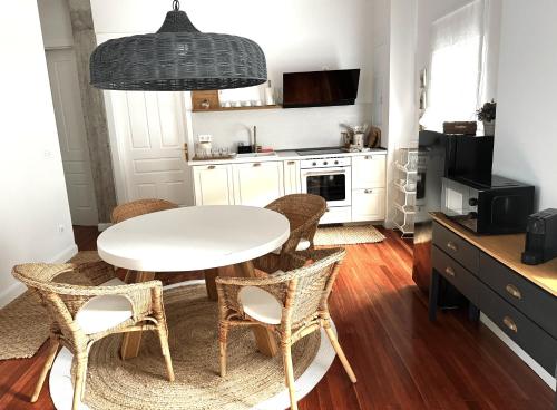 a dining room with a white table and chairs at GURAH Boutique Apartments in Bakio