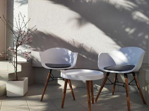 Posedenie v ubytovaní Doppelzimmer mit Bad, Terrasse und Pool
