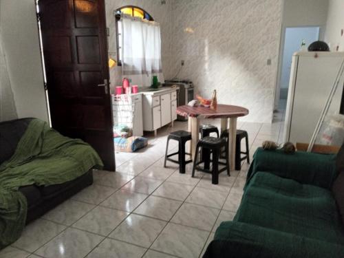 Χώρος καθιστικού στο Casa com piscina Mongaguá 2 quartos