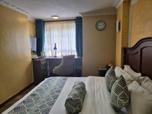 Una cama o camas en una habitación de Asyana Gardens