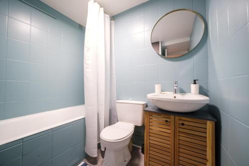 une salle de bain avec toilettes, lavabo et miroir dans l'établissement L'Atelier Lobau Nancy - Studio Élégant en Centre-Ville, à Nancy