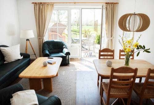 ein Wohnzimmer mit Sofa und Tisch in der Unterkunft Bauernhof Höper-Rauert - Reihenhaus 2 in Neujellingsdorf