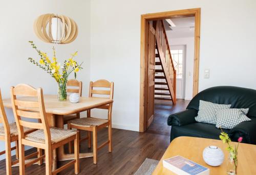 ein Wohnzimmer mit Tisch und Couch in der Unterkunft Bauernhof Höper-Rauert - Reihenhaus 2 in Neujellingsdorf