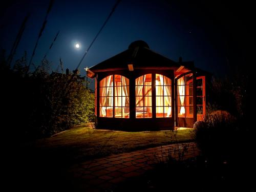 ein kleines Haus nachts mit dem Mond im Hintergrund in der Unterkunft Villa Sorgenfrei - a65549 in Zinnowitz