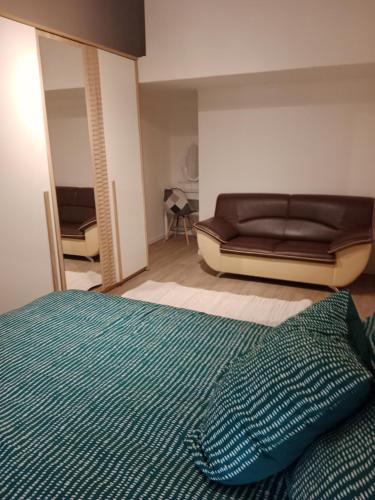 une chambre avec un lit et un canapé dans l'établissement La tanière de Lise, à Puyravault