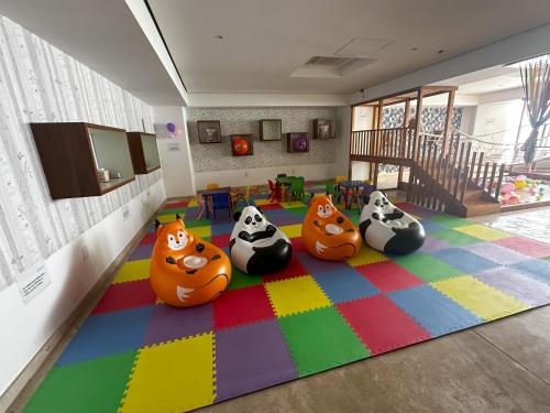 a room with four cows on a colorful rug at Departamento Moderno con Vista al Mar in Acapulco