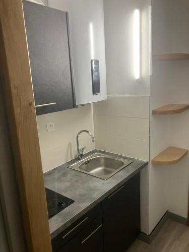 une cuisine avec un évier et un plan de travail dans l'établissement studio cap d'agde, au Cap d'Agde