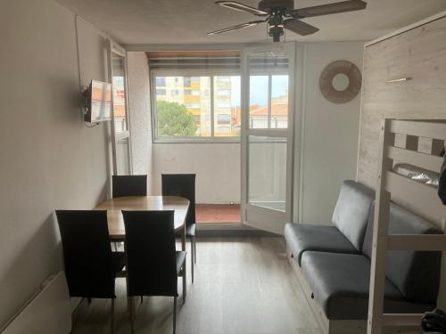 un salon avec une table et un canapé dans l'établissement studio cap d'agde, au Cap d'Agde