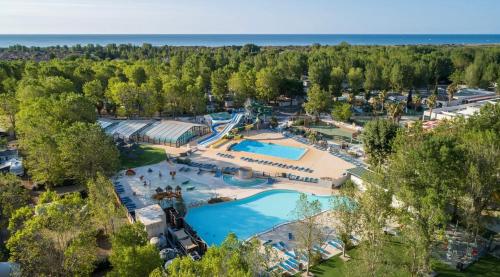 une vue aérienne d'une piscine dans un complexe hôtelier dans l'établissement Camping 5 étoiles domaine de la Yole, à Vendres