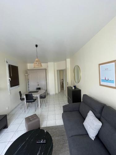 un salon avec un canapé et une table dans l'établissement APT CHATELAILLON - 6 people -PLAGE CASINO, à Châtelaillon-Plage