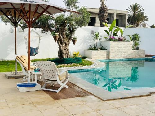 Der Swimmingpool an oder in der Nähe von Dar Mami