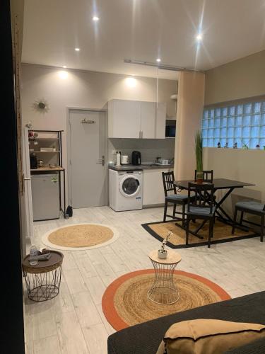 une cuisine et un salon avec une table et des chaises dans l'établissement Montmartre Shelter, à Paris