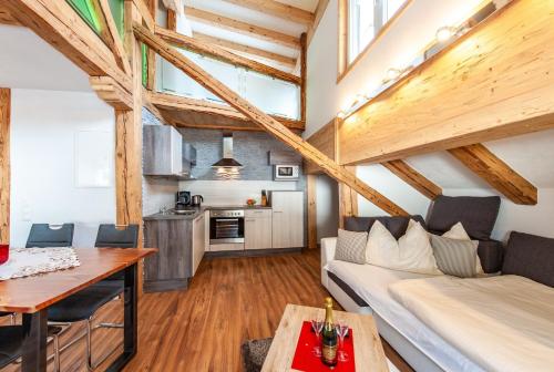 salon z kanapą i stołem w obiekcie Maisonett - Appartement 205 w mieście Bichlbach