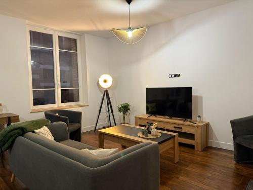 TV a/nebo společenská místnost v ubytování L'appart d'Arches - 85m2 2 chambres centre ville