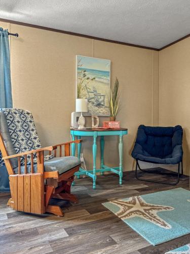 Χώρος καθιστικού στο Crabby Pines - Pet friendly modern accommodations!