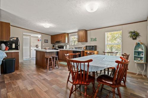 Η κουζίνα ή μικρή κουζίνα στο Crabby Pines - Pet friendly modern accommodations!