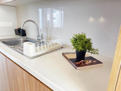 Dapur atau dapur kecil di Wealthystays Premium Residence