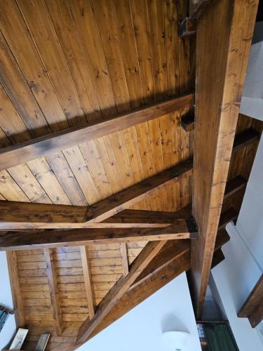 - un plafond dans une chambre dotée de plafonds en bois dans l'établissement La Vieille Douane accommodation overlooking the slopes, à Montgenèvre