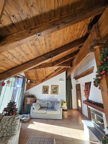 - un salon avec un canapé blanc et des plafonds en bois dans l'établissement La Vieille Douane accommodation overlooking the slopes, à Montgenèvre