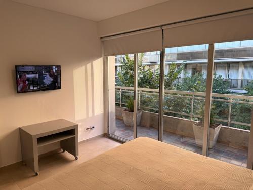 Un dormitorio con una cama y una ventana grande. en Crucero Puerto, en Buenos Aires
